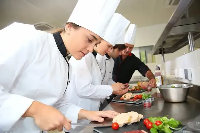 Vaga de emprego auxiliar de cozinha com experiência