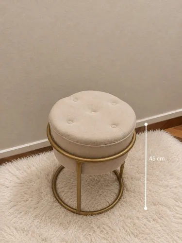 vende-se puff para penteadeira na cor dourada e bege 