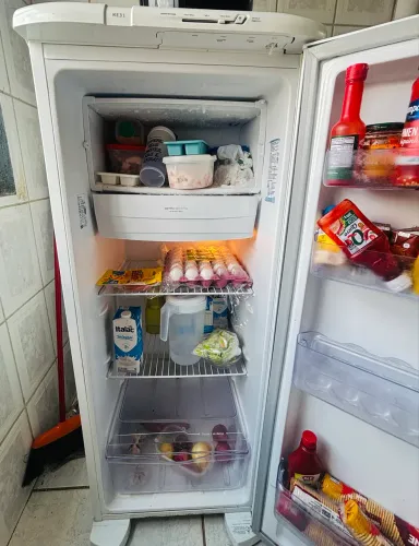 Vende uma geladeira