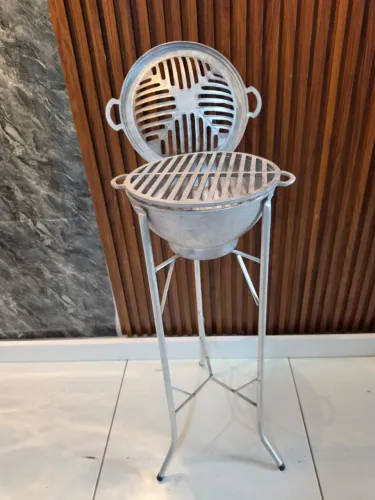 Churrasqueira Gengiskan portátil de alumínio fundido c/ suporte de 90cm