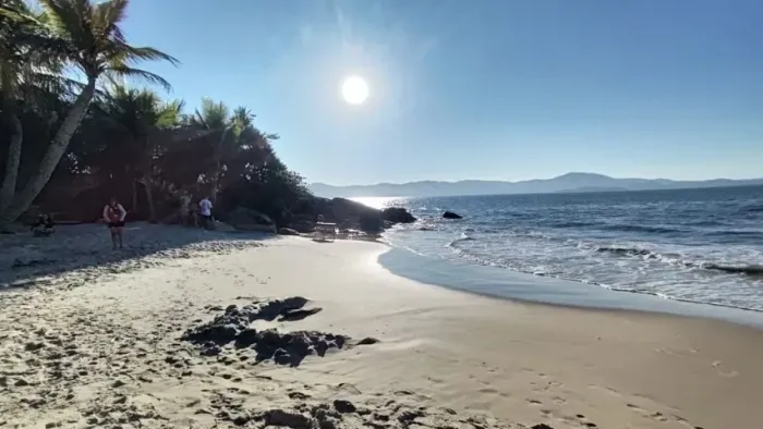 Amplo apto 3 dorm, com acesso direto para praia de Canajure para locação Anual