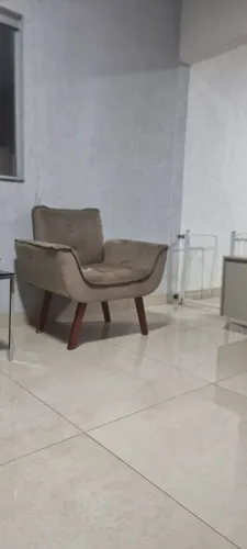 Poltrona Decorativa Opala Consultório Sued Marrom Claro - Kimi Design