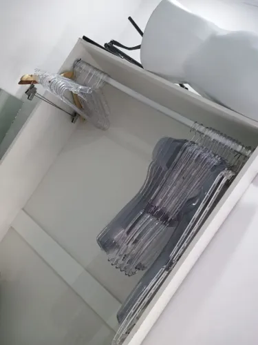 Armário guarda roupa aberto 