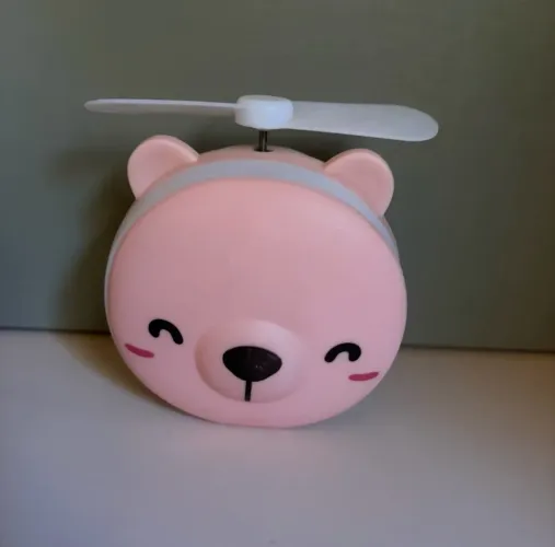 mini ventilador portátil com formato de ursinho, espelho de maquiagem interno e luz de LED
