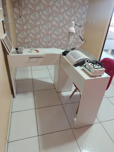 Mesa nail design com alguns itens 