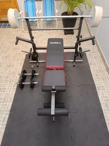 Banco de supino ajustável + kit de anilhas 30kg e barras + tatame tapete de EVA