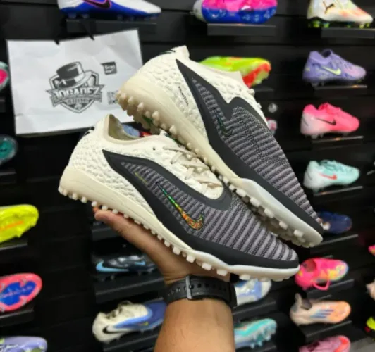 Chuteira society Nike Phantom mamba negra
