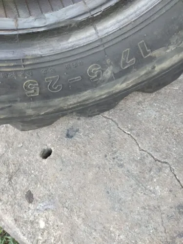Vende-se pneu 17.5/25 Carregadeira