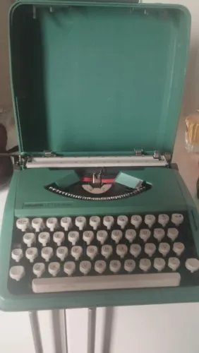 Máquina de Escrever Olivette Lettera 82