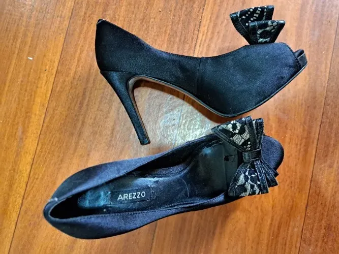 Sapato Peep Toe Arezzo Preto Acetinado c/ Laço - Tam 34 (Festa)