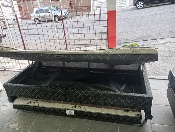 Box de solteiro com baú e auxiliar
