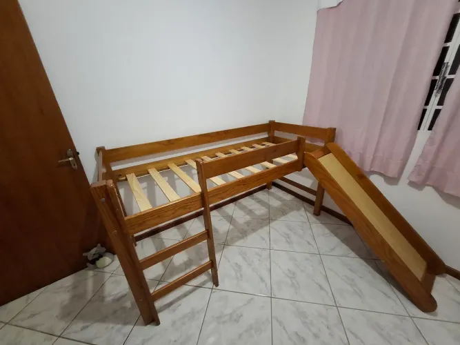Cama com escorregador