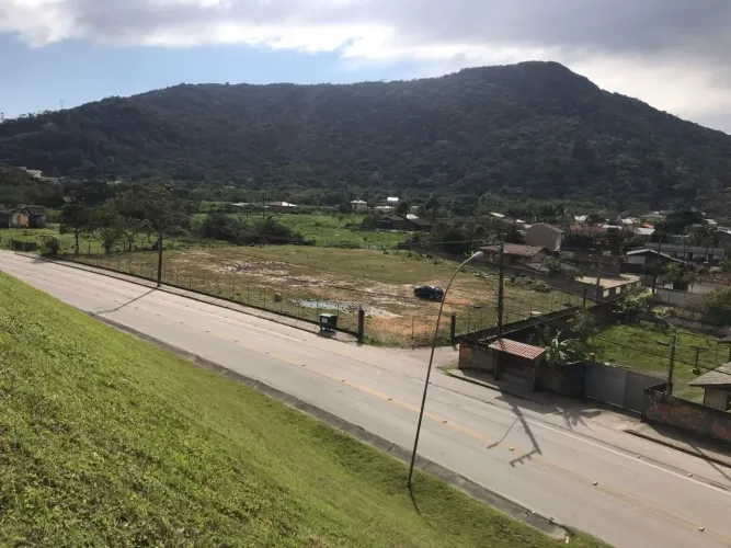 Terreno com 3.506,35m² no bairro Enseada do Brito em Palhoça SC