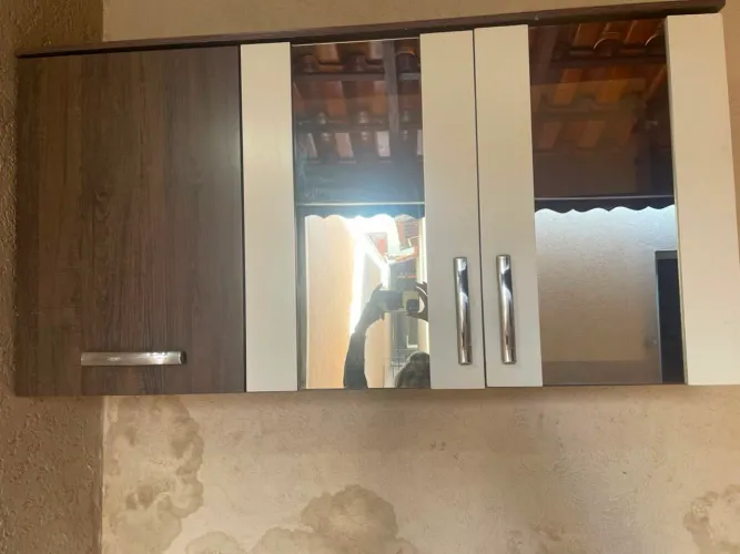 Vendo armário parede muito conservado