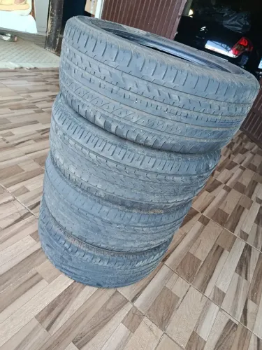 4 pneus 215/55 R16 <br>2 Goodyear <br>2 Pirelli <br>R$ 300