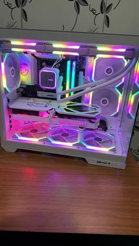 PC GAMER HIGH-END ? RYZEN 7 9800X3D + RTX 5060 Ti WHITE