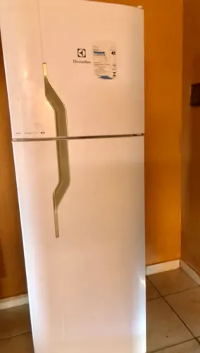 Vendo Geladeira Electrolux Frost Free 260L