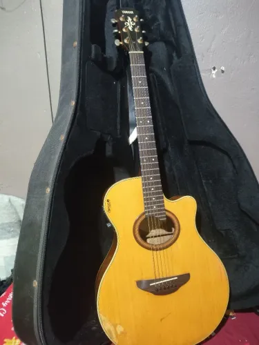 Violão Yamaha com case super luxuosa