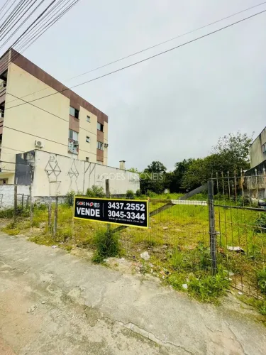 Amplo terreno com possibilidade de construção