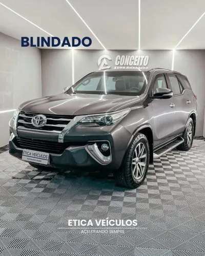 Toyota Hilux SW4 SRX 4X4 2.8 TDI 16V Dies. Aut. 2017