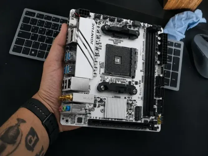 Placa-mãe JGINYUE B450I Mini-ITX AM4