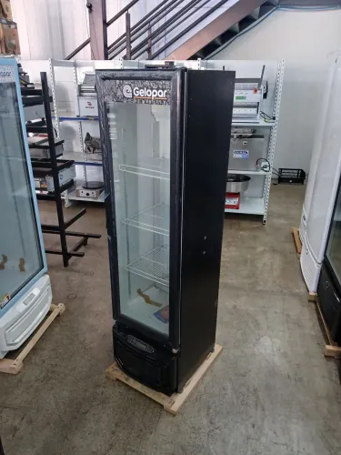 Expositor Refrigerado GPTU 230 Litros Preto 220V - Gelopar