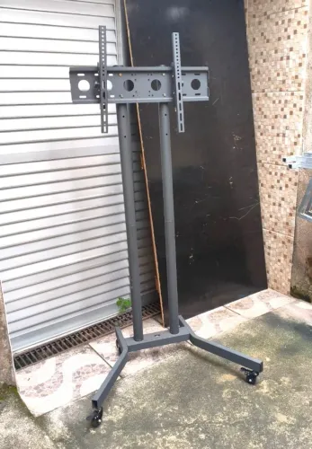 Suporte Pedestal TV 32 a 75 com Rodízios. 