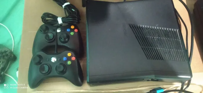 Xbox 360 slim desbloqueado 20 jogos 2 controles novos