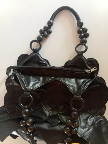 Bolsa feminina fashion de ombro.