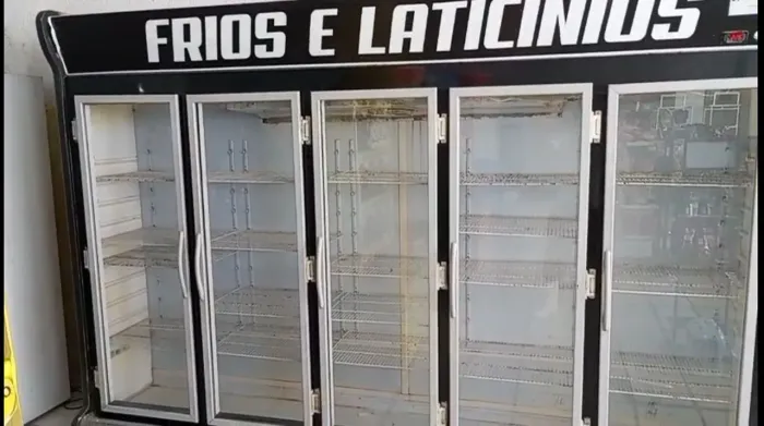 Expositor de Laticínios e Bebidas 