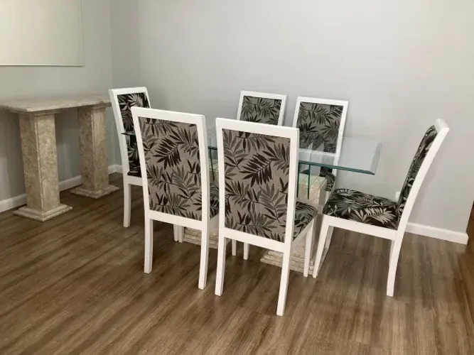 Conjunto mesa de jantar 6 lugares, em vidro com base em mármore + aparador em mármore