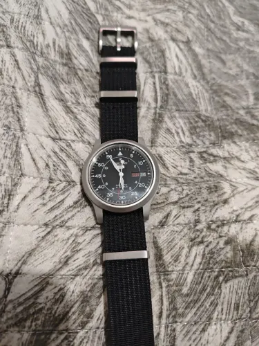 Relógio Seiko field Skn809
