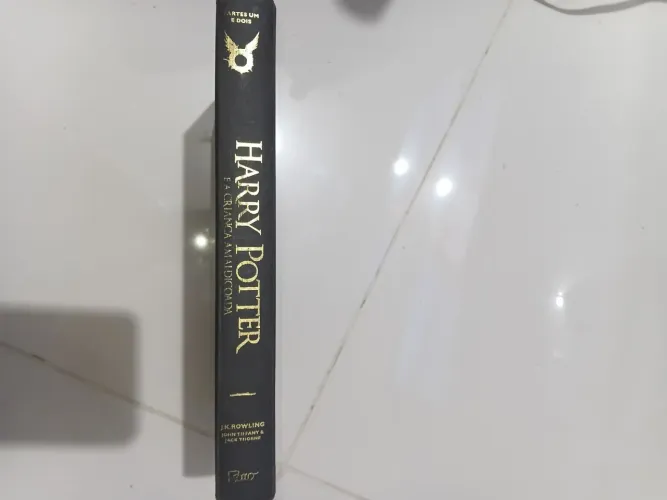 Livro Harry Potter e a criança amaldiçoada (capa dura)