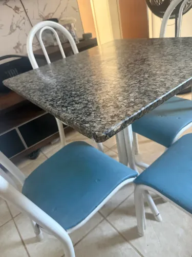 Mesa com 3 cadeiras