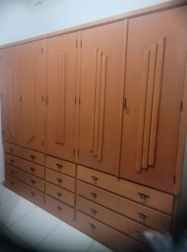 Guarda roupa de madeira