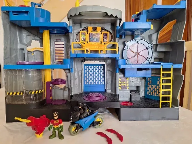 BRINQUEDO BATCAVERNA DA FISHER PRICE SEMINOVO ÓTIMO ESTADO COM ACESSÓRIOS, MOTO,2 BONECOS