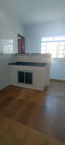 Alugo ótima casa de 1 quarto ampla e com cobertura!