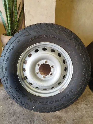 Roda 17 6 furos da Hilux com pneu novo