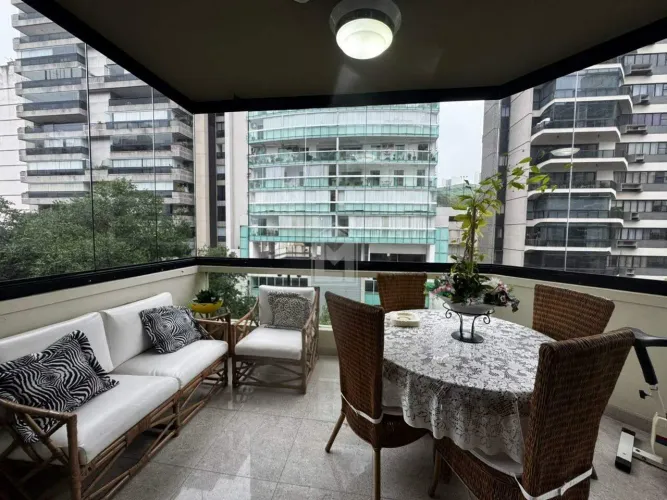Apartamento 4 Quartos com 3 Suítes e 2 Vagas Soltas na Praia do Canto
