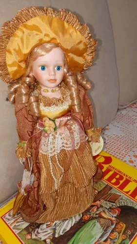 Boneca porcelana estilo espanhola com chapéu e sombrinha 35cm perfeita e antiga