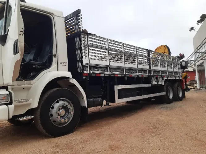 Caminhão Volvo VM 270 ano 2013 tração 6x4