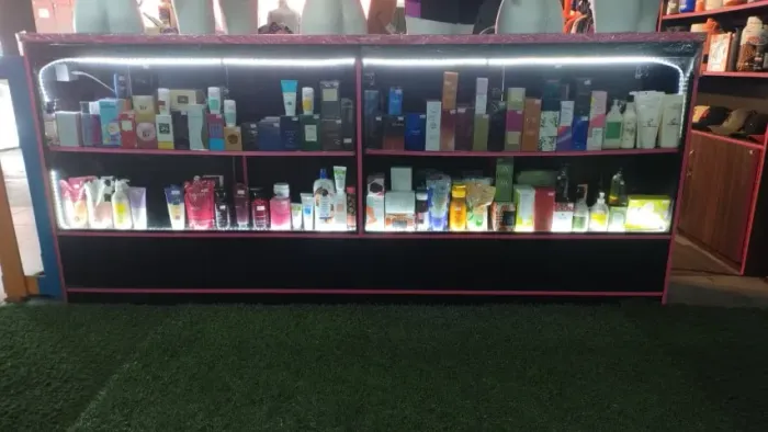BALÇÕES EXPOSITORES PARA LOJA, COM ILUMINAÇÃO EMLEDS
