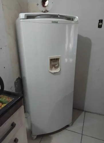 Geladeira frost free com dispenser na porta