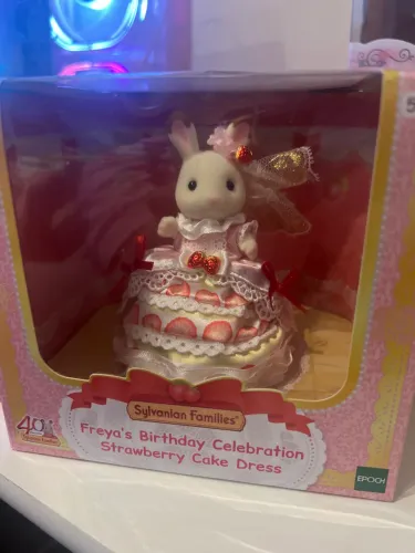 Sylvanian families coelhinha vestido bolo de morango 