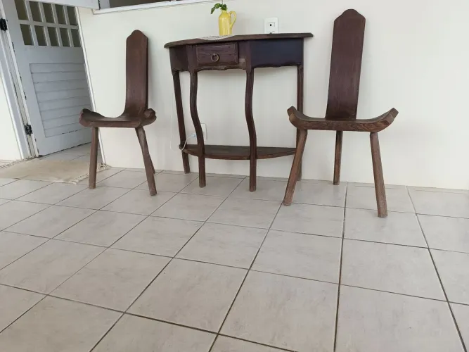 Aparador com cadeiras