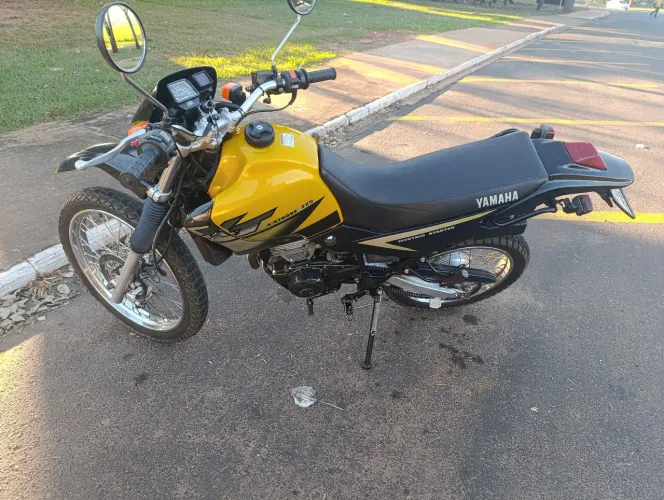 XT 225 cilindrada , troco por outra moto 