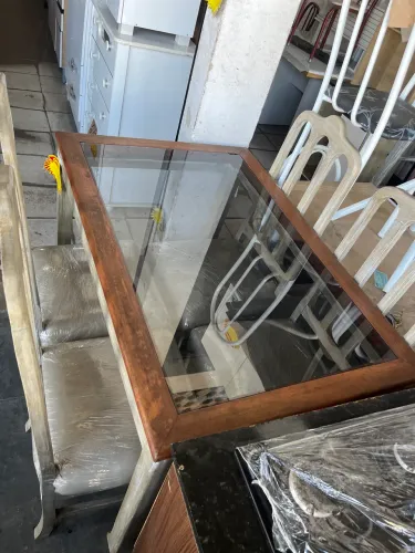 mesa de madeira com tampo de vidro 