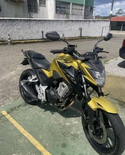 CB300F TWISTER DOURADA