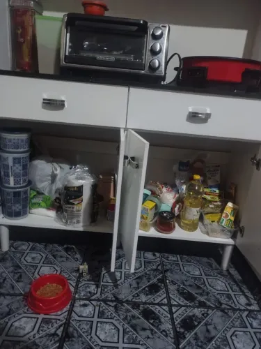 Um balcão gigante e espaçoso, um armário pequeno e um sofá cama , tudo em ótimo estado...