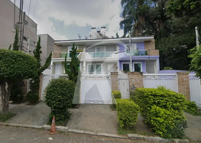 Sobrado de Alto Padrão de 229 mts², para locação, 3 suítes, 4 vagas, em Santana